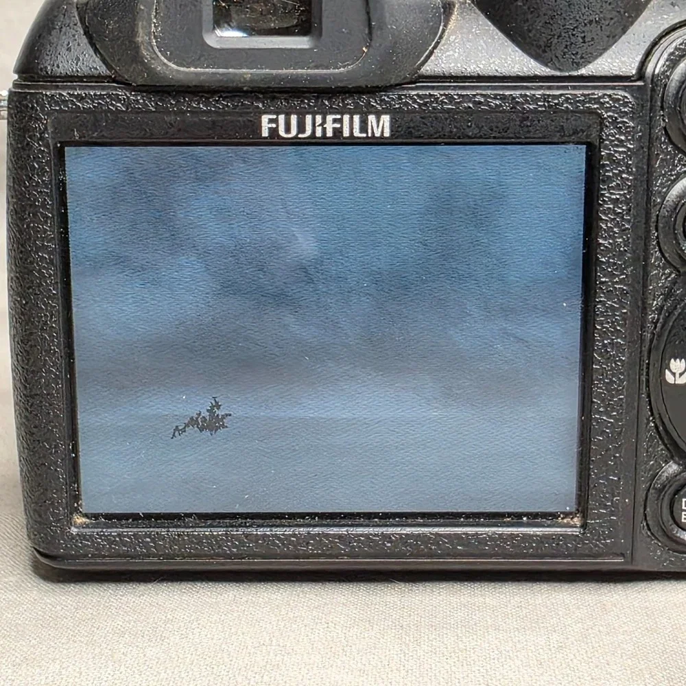 Fujifilm FinePix S Series S1000fd 10.0MP‎ Digital Camera FOR PARTS OR REPAIR
